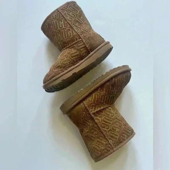 Ugg Girls Graphic Stitch Classic II Short Boots Suede Fur Chestnut size 12 - Picture 1 of 15